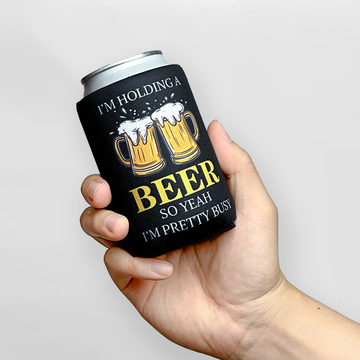 "I'm Busy Holding My Beer" Can Sleeve｜Emotional Support Beer Can Sleeve Holder｜Funny & Reusable｜Non-Slip｜Beach Boating Party｜Funny Gifts for Men Dad Husband｜Man Gift Set｜Collapsible Can Coolers