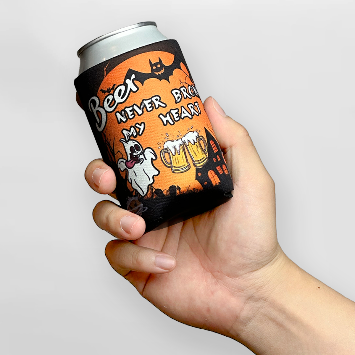 "Beer Never Broke My Heart" Can Sleeve｜Emotional Support Beer Can Sleeve Holder｜Funny & Reusable｜Non-Slip｜Bachelor Party｜Funny Gifts for Men Dad Husband｜Man Gift Set｜Collapsible Can Coolers