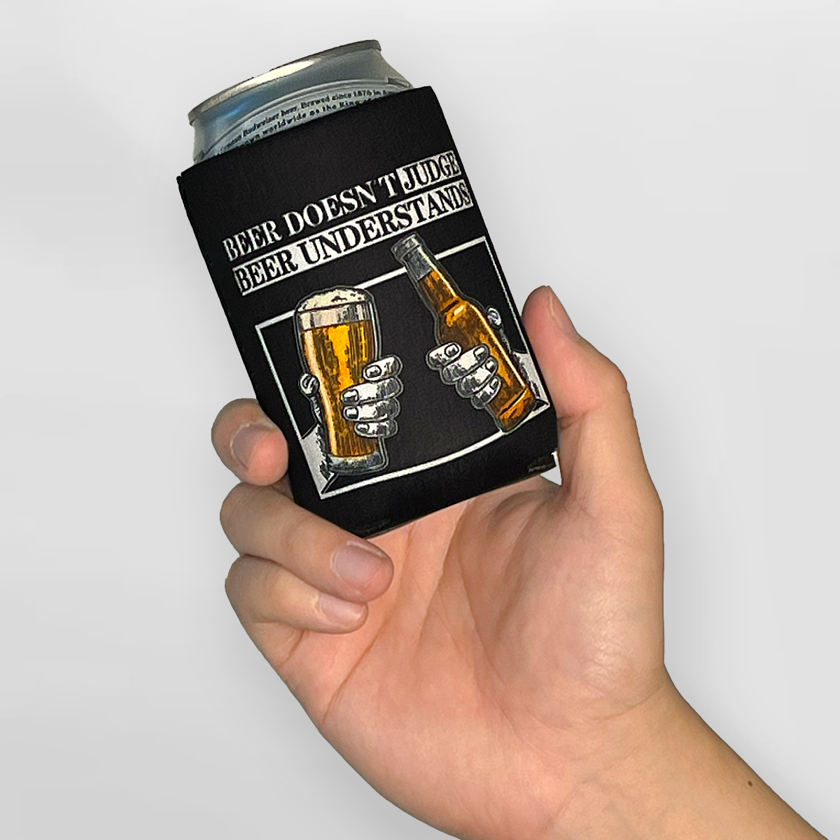 "Beer Doesn't Judge" Can Sleeve｜Emotional Support Beer Can Sleeve Holder｜Funny & Reusable｜Non-Slip｜Man Cave Decor｜Funny Gifts for Men Dad Husband｜Man Gift Set｜Collapsible Can Coolers